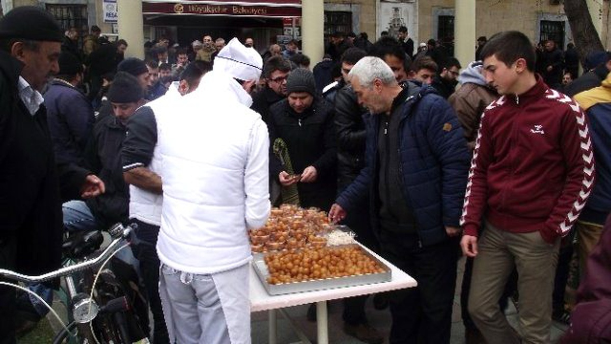Cuma Namazı Sonrası Cemaate Lokma Tatlısı İkramı Yapıldı