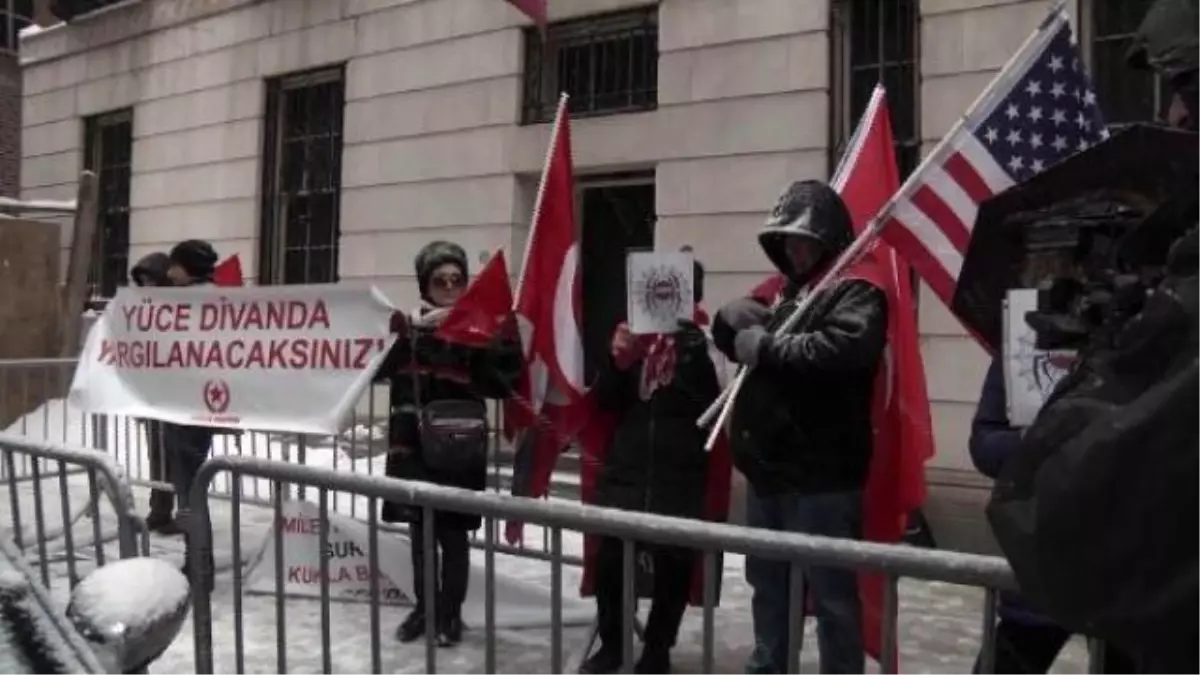 Davutoğlu\'nun Konuşma Yapacağı Bina Önünde Protesto