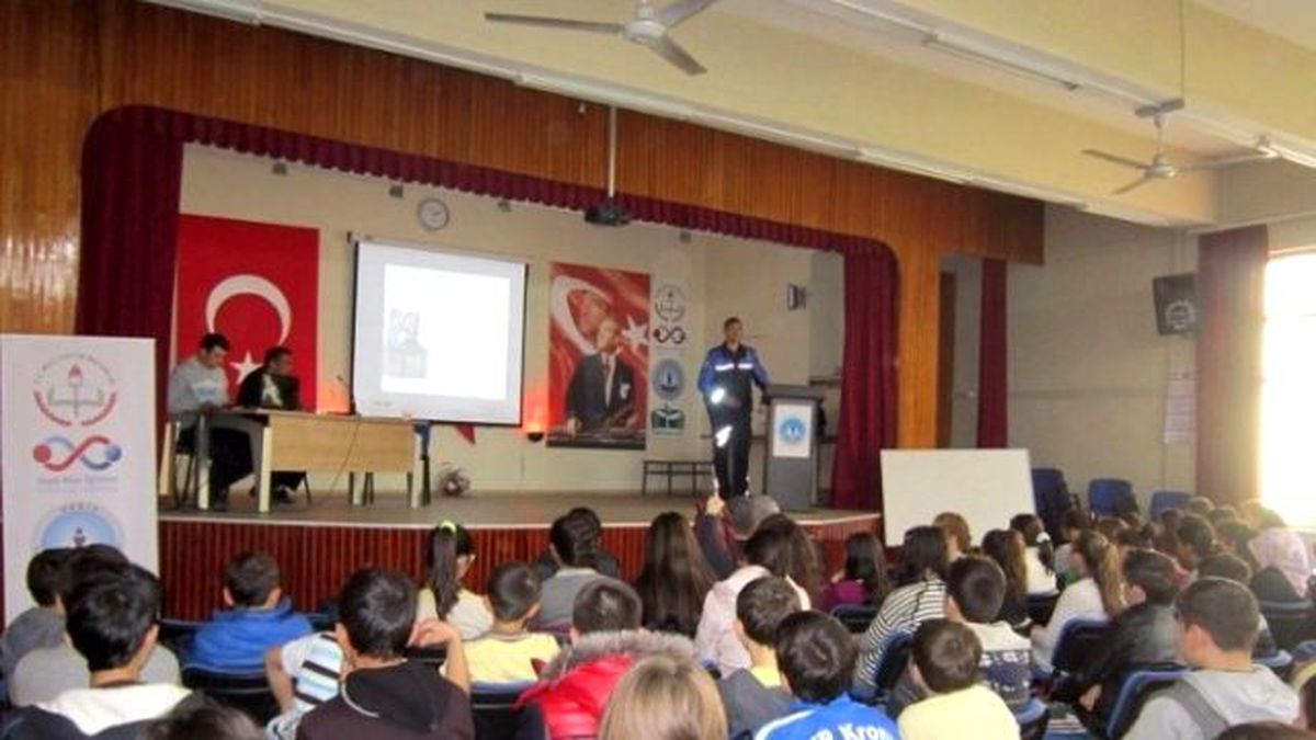 Gediz\'de Öğrencilere Güvenli İnternet Kullanımı Semineri