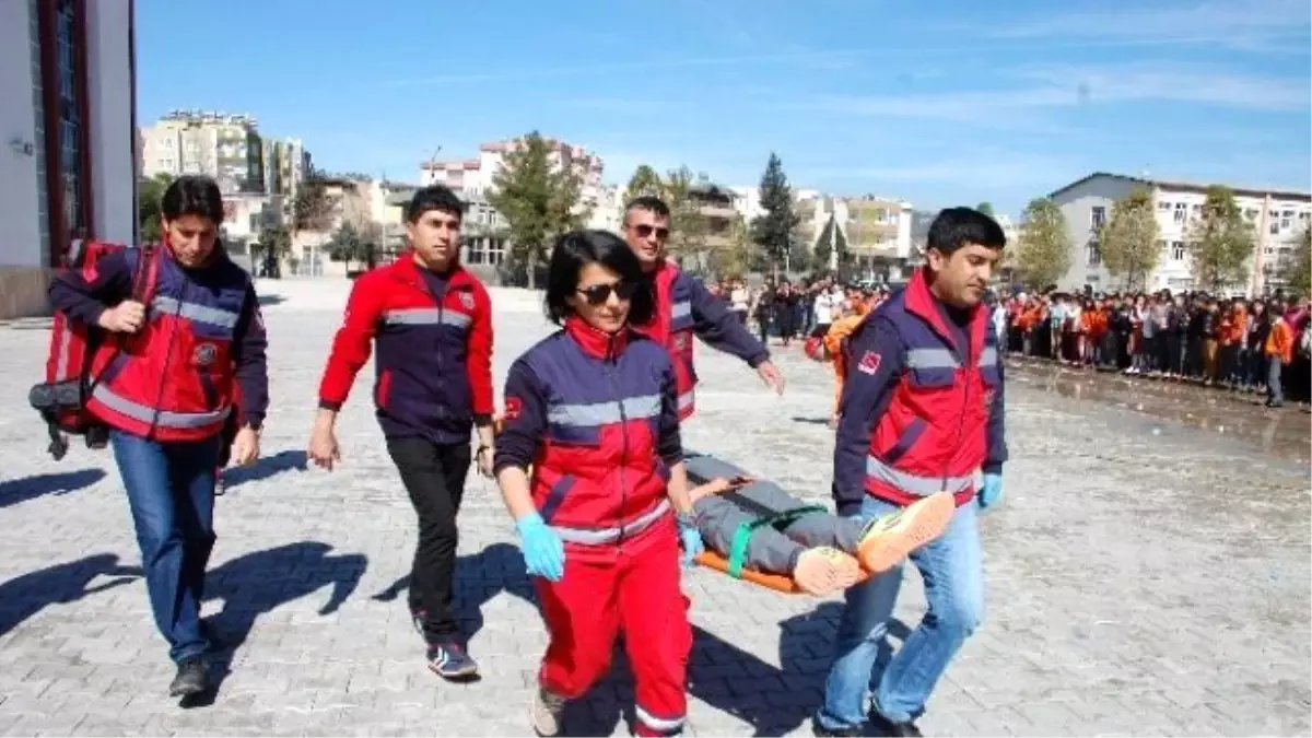 İlköğretim Okulunda Deprem Tatbikatı