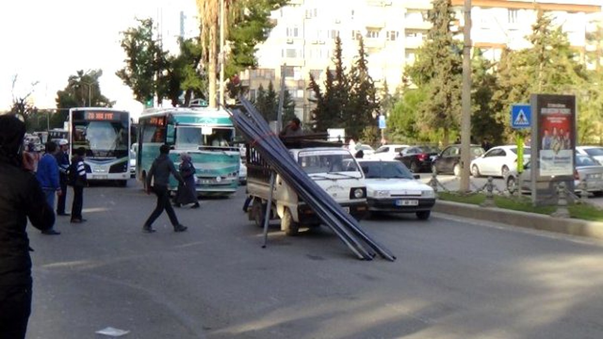 Kasasındaki Metal Çubuklar Dağıldı, Trafik Altüst Oldu