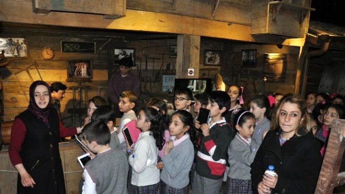 Öğrencilere Mobilya Müzesinde Tarih Dersi