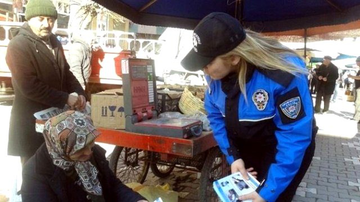 Samsun Polisi, Semt Pazarlarında Halkı Bilgilendirdi