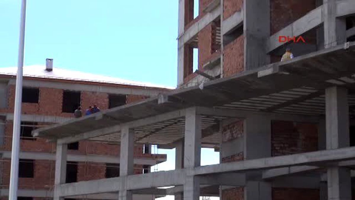 Sivas İnşaatın 11\'inci Katından Düşen İşçi Öldü