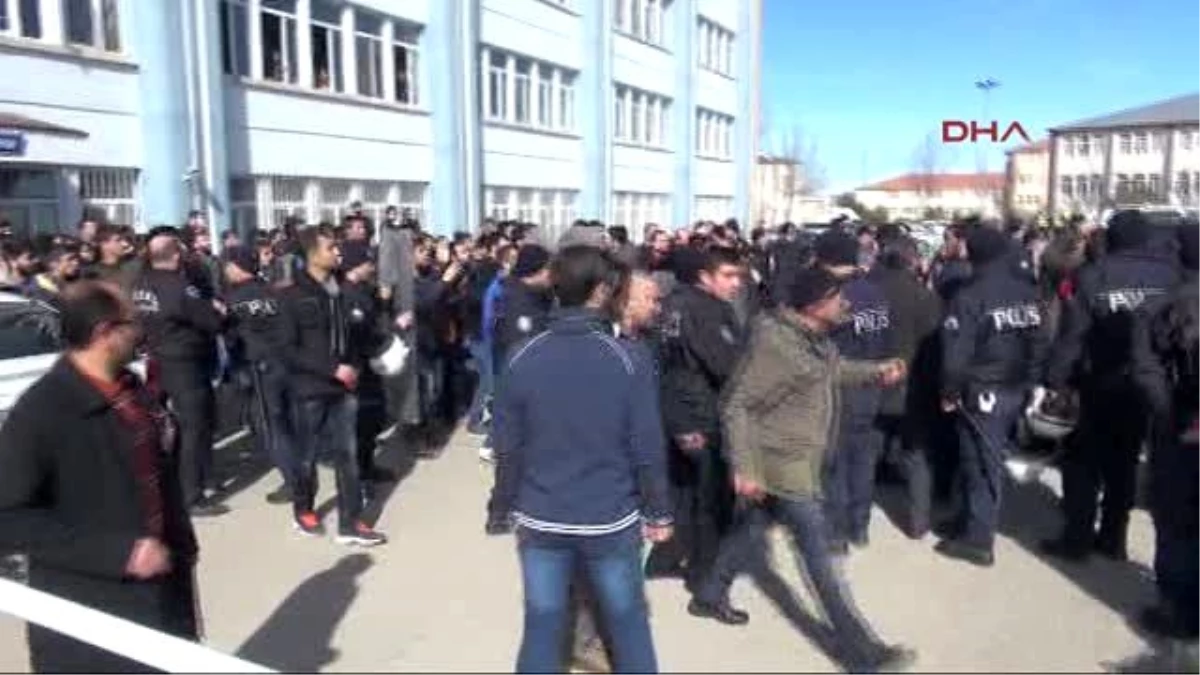 Sivas\'ta Karşıt Görüşlü Öğrenciler Birbirlerini Taşladı