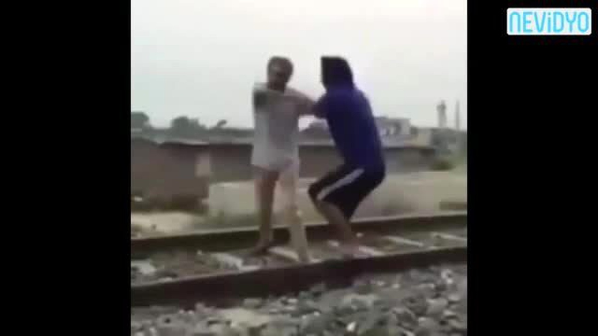 Tren Rayından Çekmek İçin Çok Uğraştılar Ama...