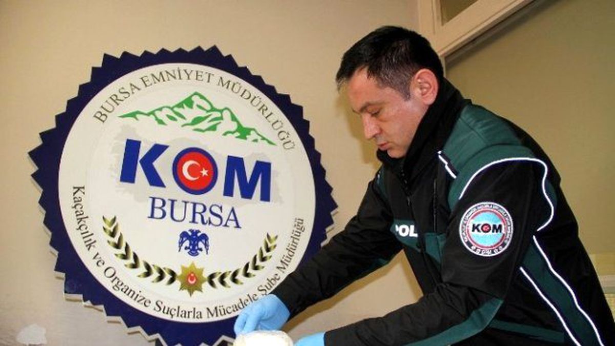 Uyuşturucuları Paspasa Saçtılar, Polis Süpürgeyle Çekti