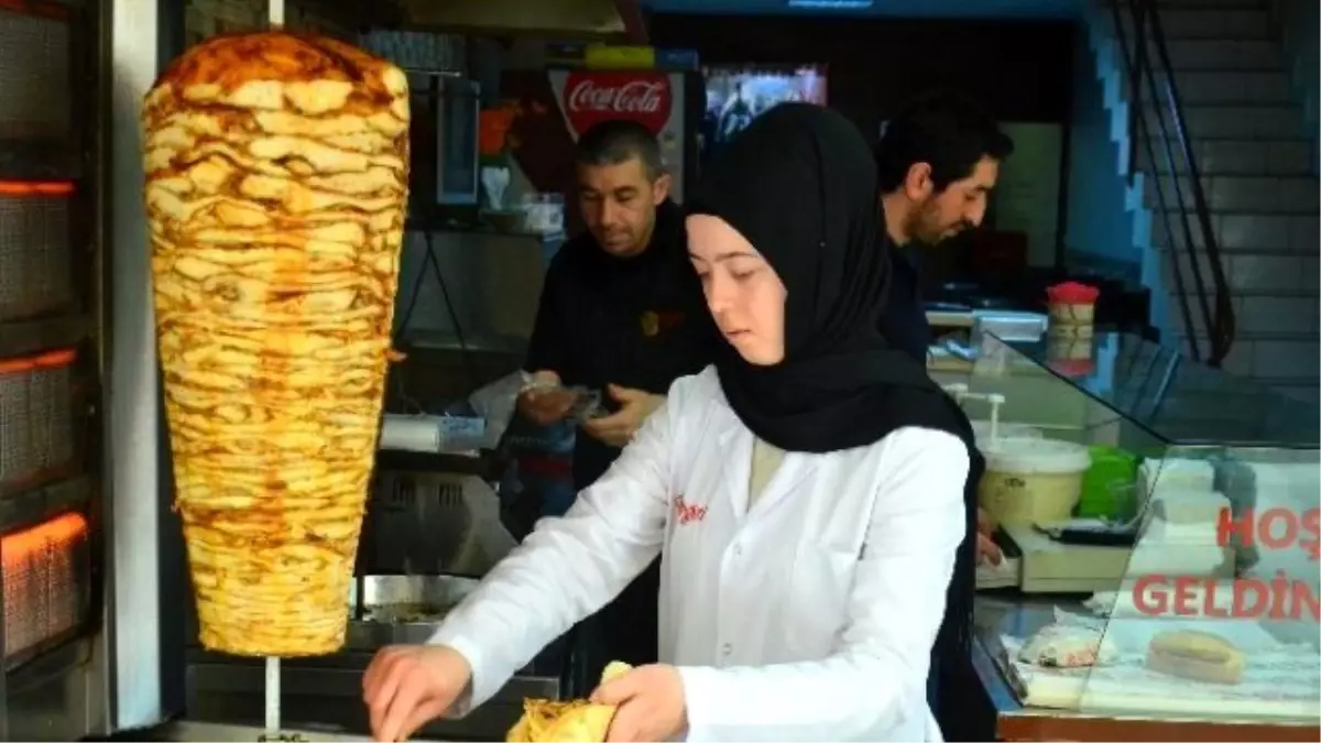 Döner Ustası Genç Kız Görenleri Şaşırtıyor