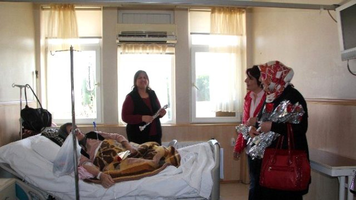 Ak Partili Kadınlardan Hasta Annelere "8 Mart" Ziyareti