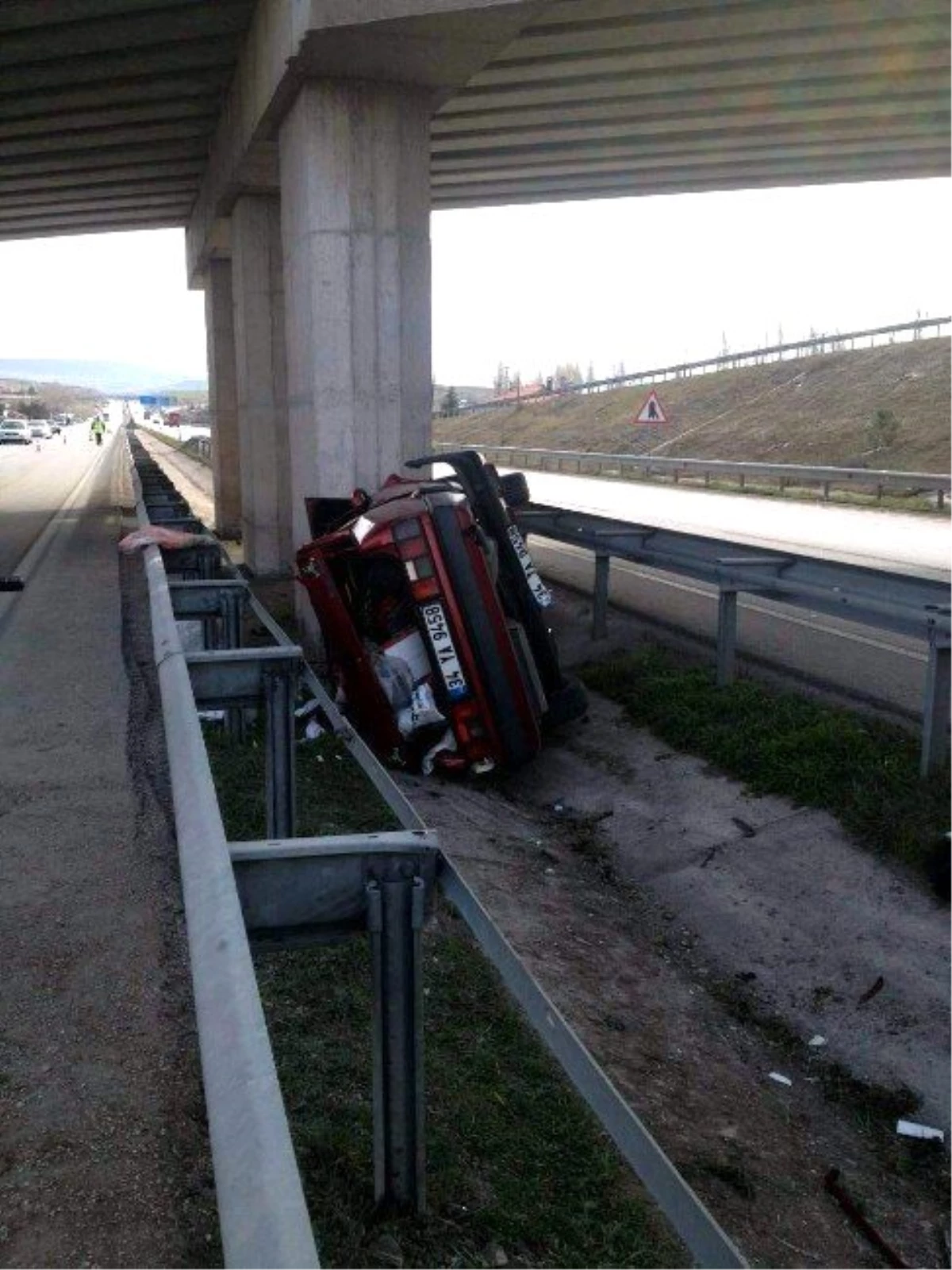 Amasya\'da Otomobil Köprü Ayağına Çarptı: 1 Ölü, 1 Yaralı