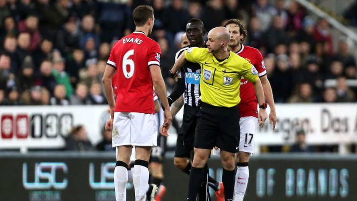 Cisse ve Evans\'a Ağır \'Tükürük\' Cezası Geldi