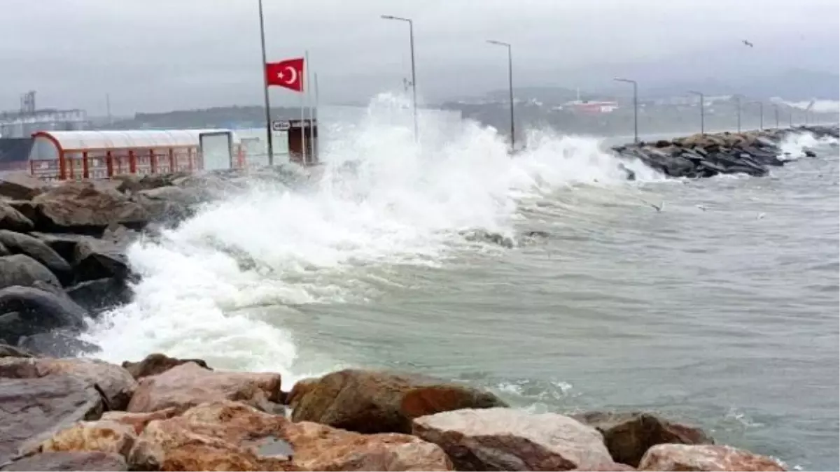 Fırtına, Bandırma\'da Ulaşımı Etkiledi