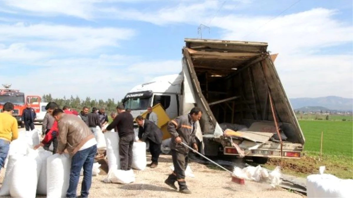 Hatay\'da Karabiber Yüklü Tır Devrildi: 1 Yaralı