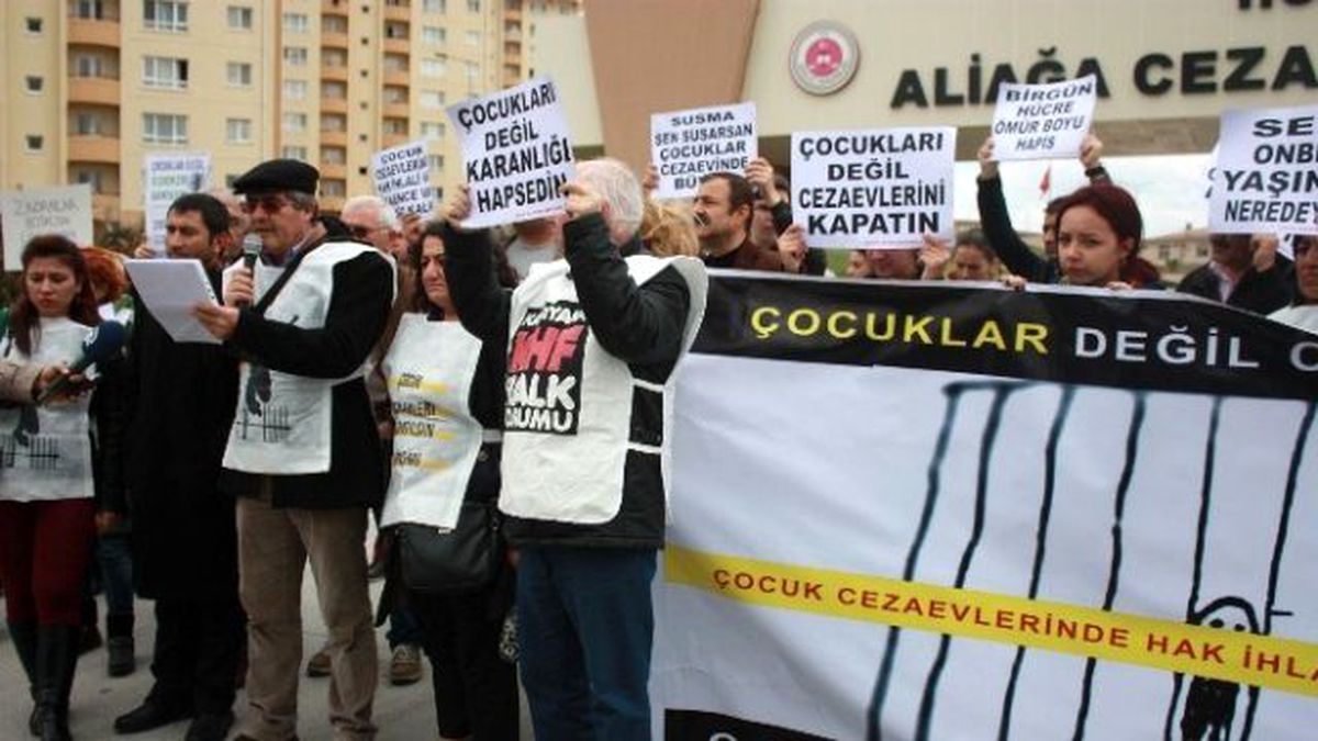 İzmir\'de \'Çocuk Cezaevleri Kapatılsın\' Eylemi