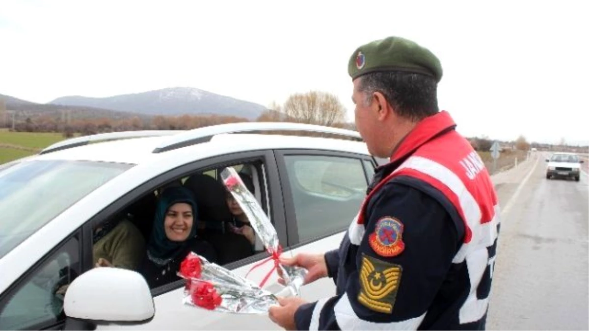 Jandarma\'dan Kadın Sürücülere Çiçekli Sürpriz