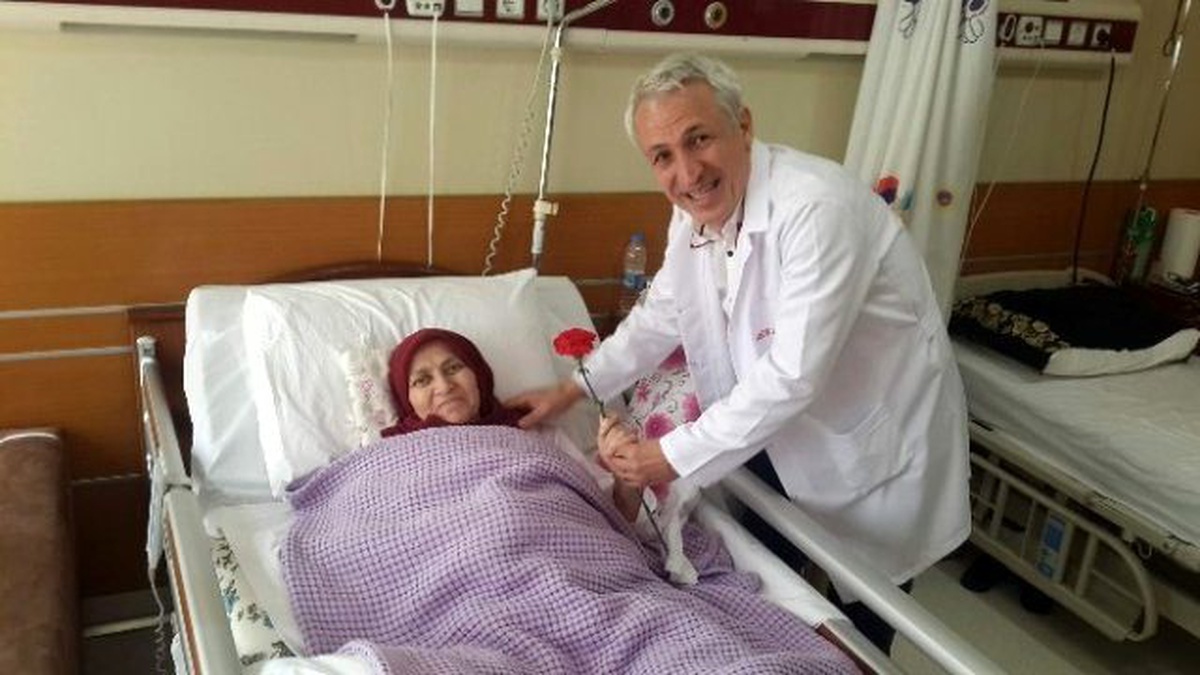 Kadın Hastalara Kadınlar Günü\'nde Karanfil