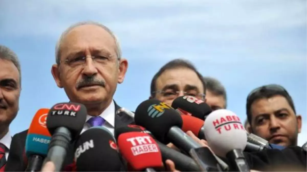 Kılıçdaroğlu, Kadın Basın Mensuplarına Karanfil Verdi (1)