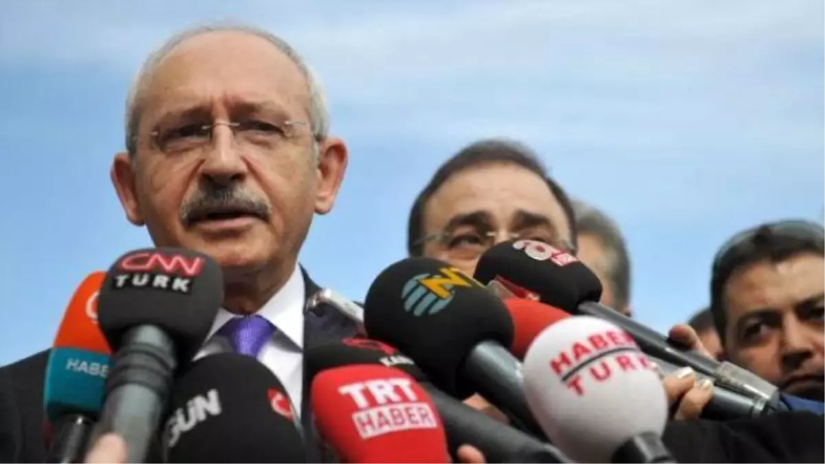 Kılıçdaroğlu, Kadın Basın Mensuplarına Karanfil Verdi (2)