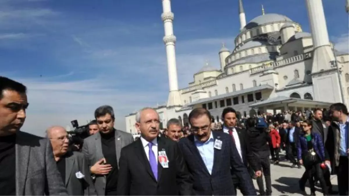 Kılıçdaroğlu, Kadın Basın Mensuplarına Karanfil Verdi