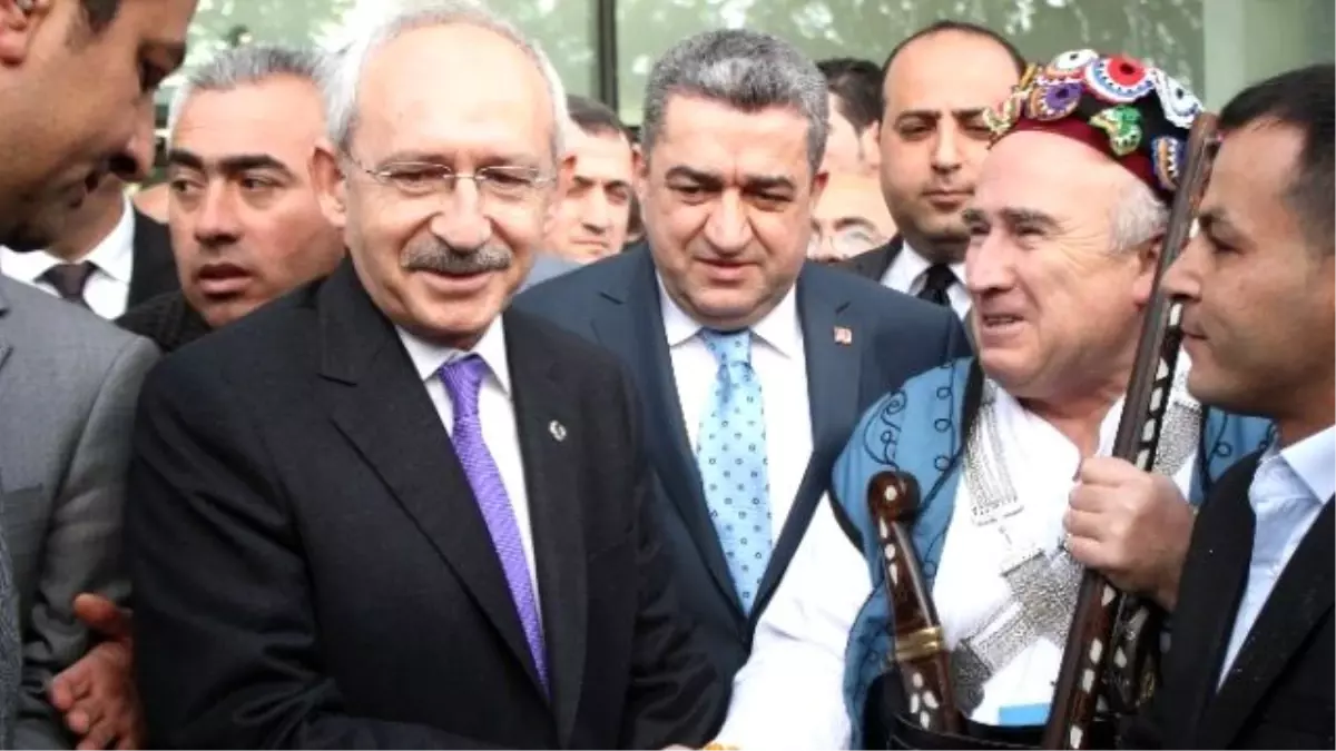 Kılıçdaroğlu, Üniversiteli Kız Öğrencilere Destek İçin İzmir\'de