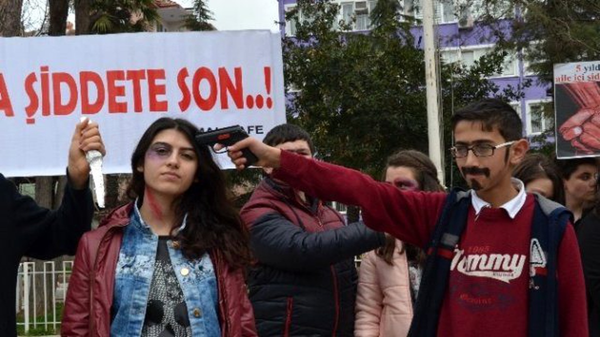 Lise Öğrencileri Kadına Şiddeti Protesto Etti