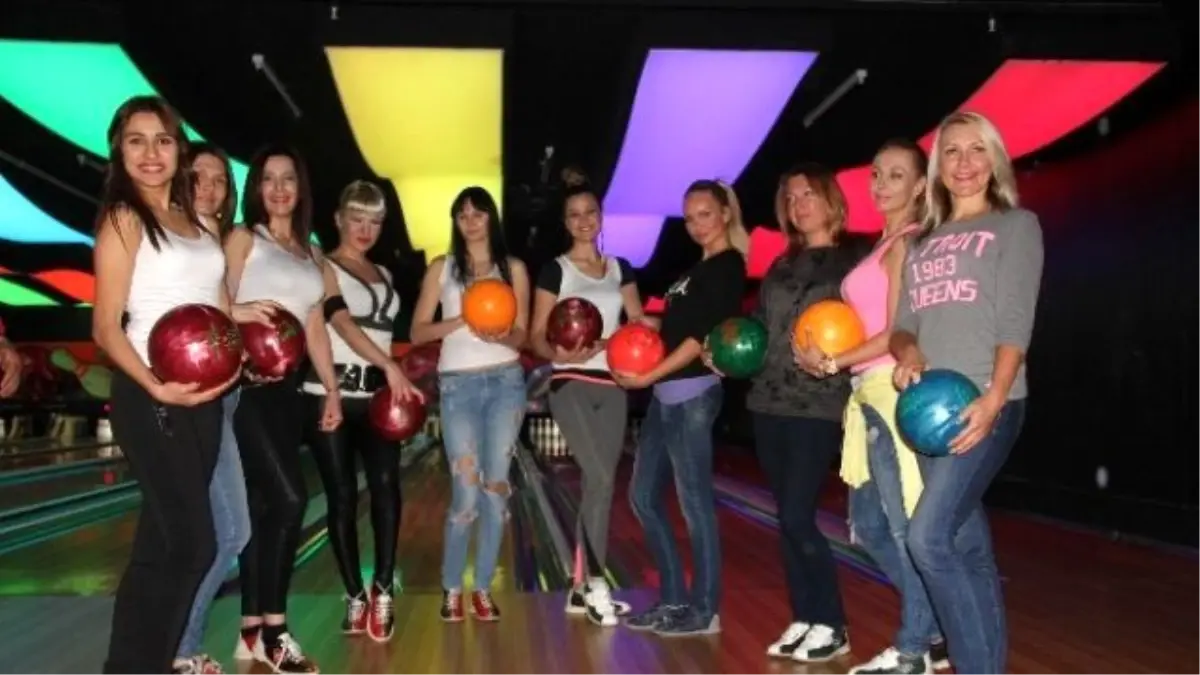 Mankenlerden "Kadına Şiddete" Dikkat Çekmek İçin Bowling Turnuvası