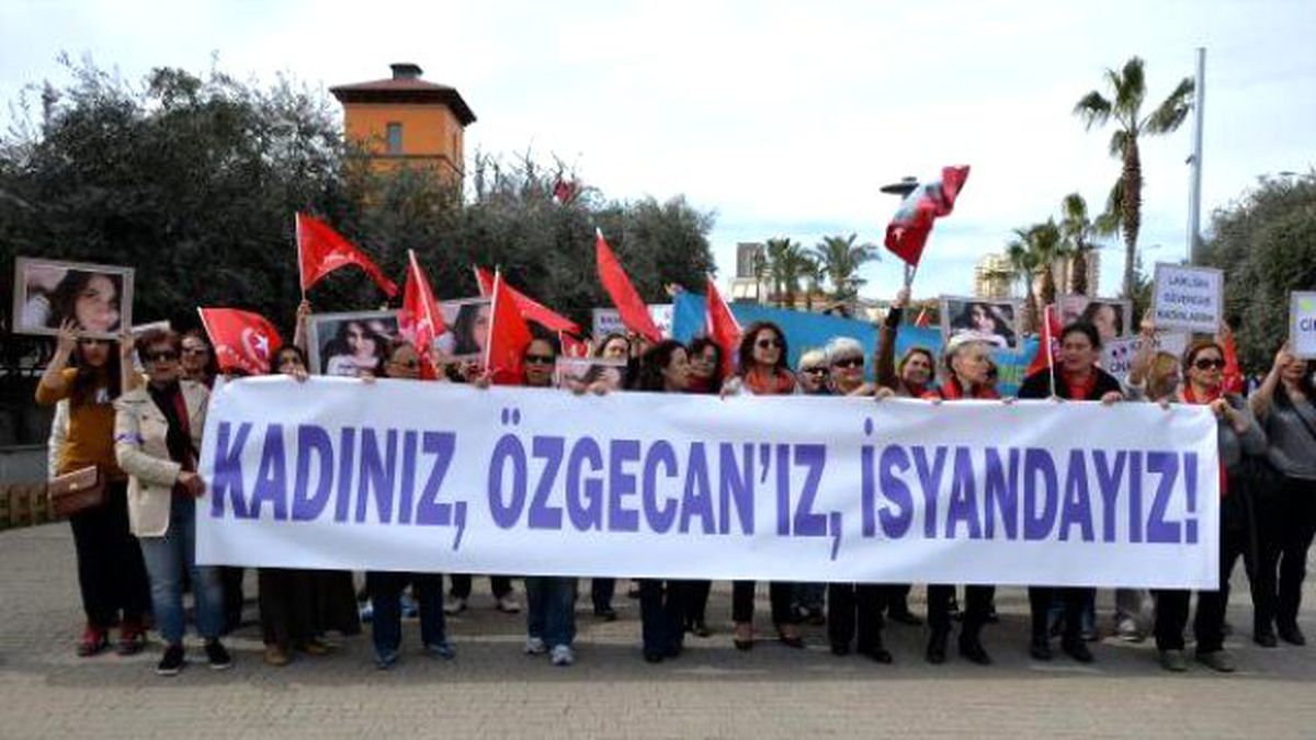 Mersin\'de Kadınlar Özgecan İçin Yürüdü
