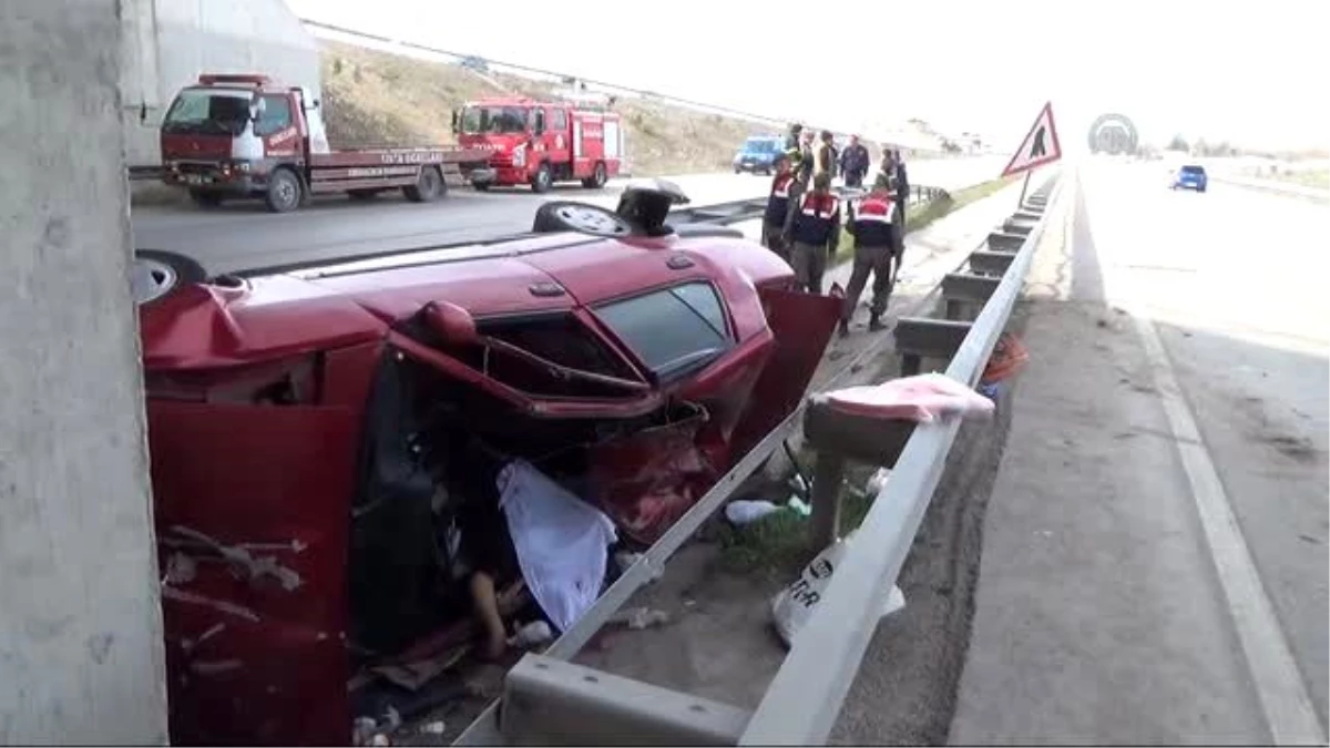 Merzifon\'da Otomobil Köprü Ayağına Çarptı: 1 Ölü 1 Yaralı
