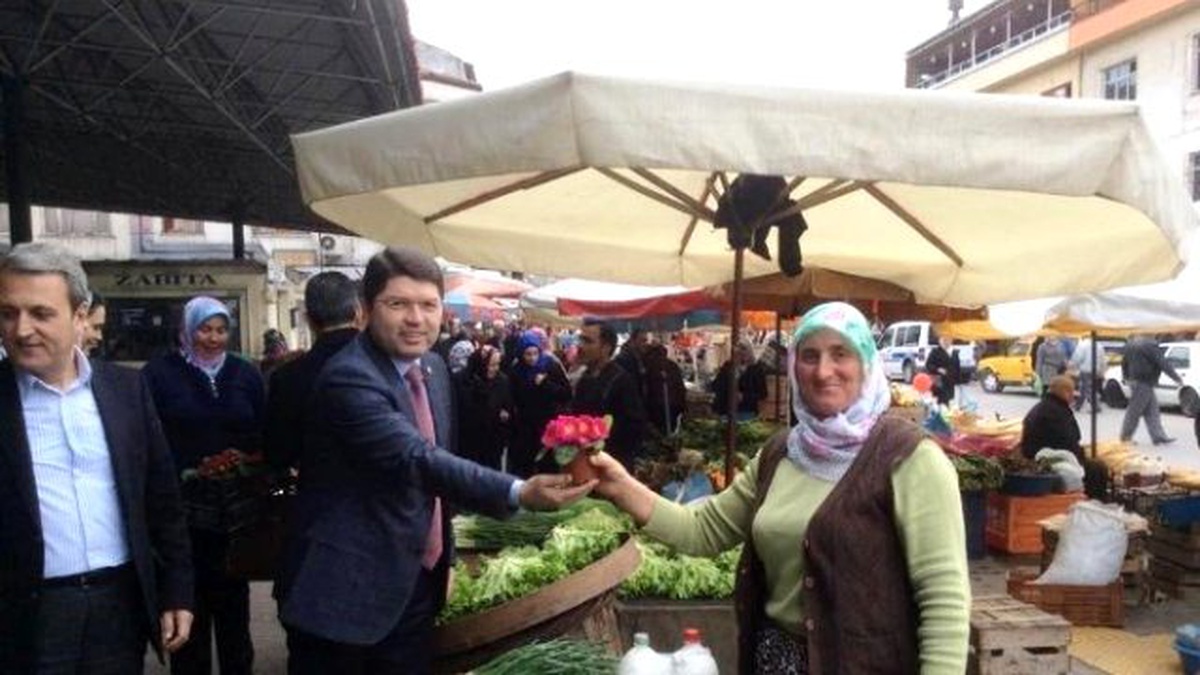 Milletvekili Tunç, Kadınlar Günü Etkinliğinde Menekşe Dağıttı