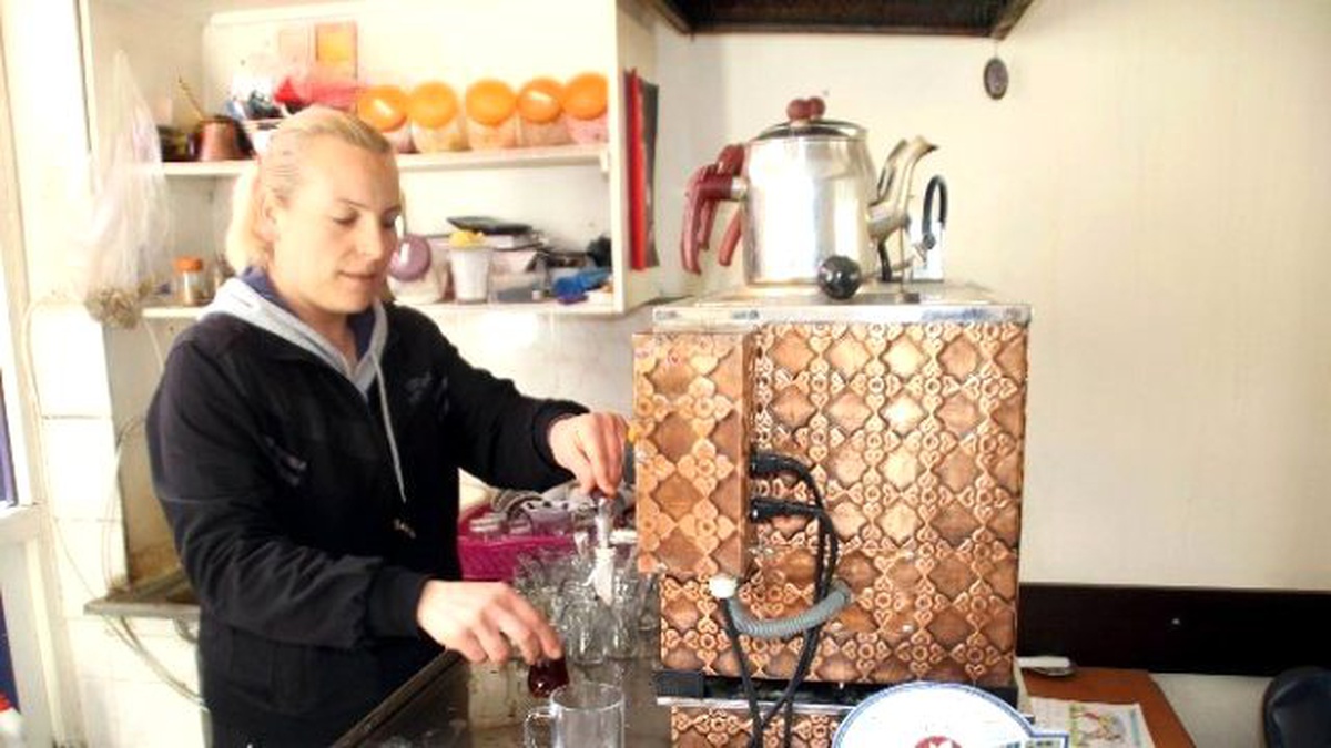 Kadın Öğretmen Hem Kahvecilik, Hem Lokantacılık Yapıyor