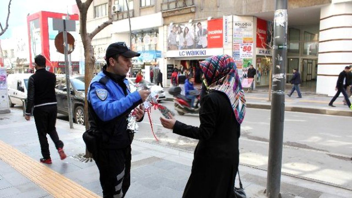 Polisler Kadınlara Karanfil Dağıttı