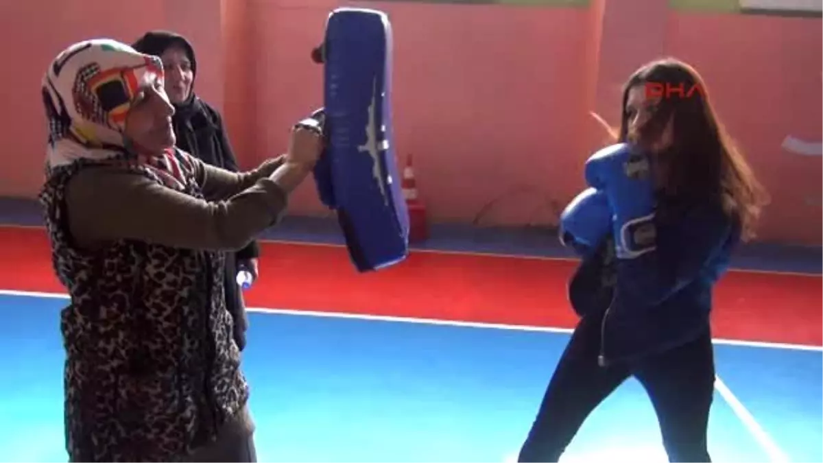 Sivaslı Kadınlara Kick Boks Kursu