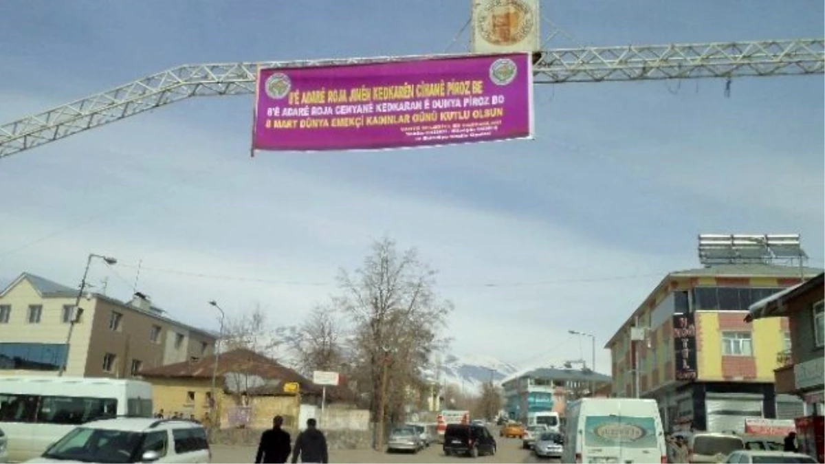 Varto Belediyesinden Üç Dilden 8 Mart Kutlama Pankartı