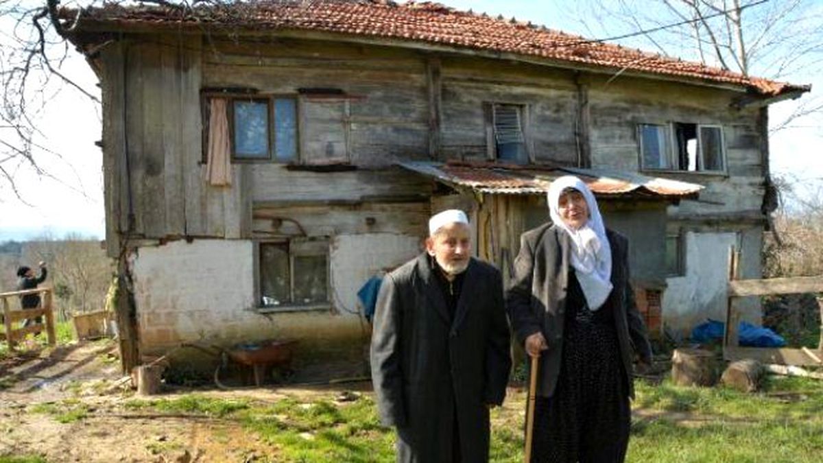 Yaşlı Çift, Her An Üstlerine Çökecek Bu Binada Oturuyor