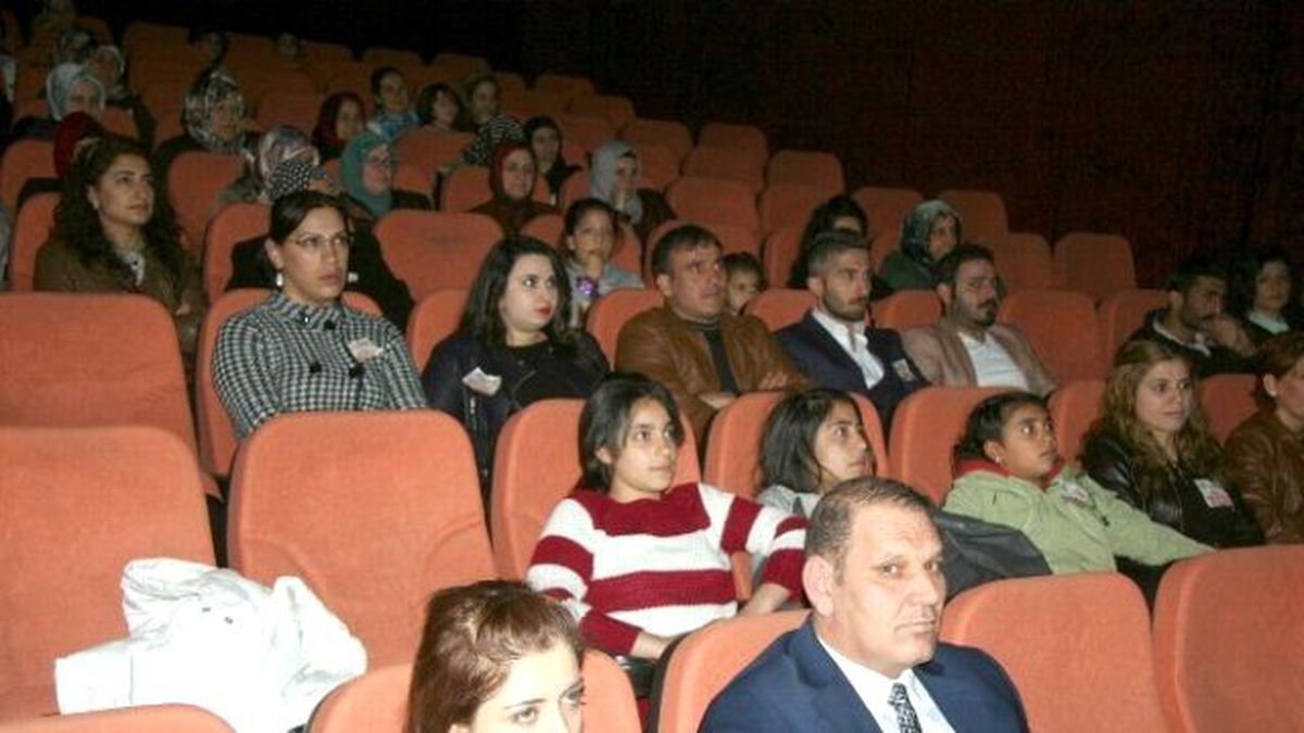 Mart\'ta İlk Kez Sinema Gördüler