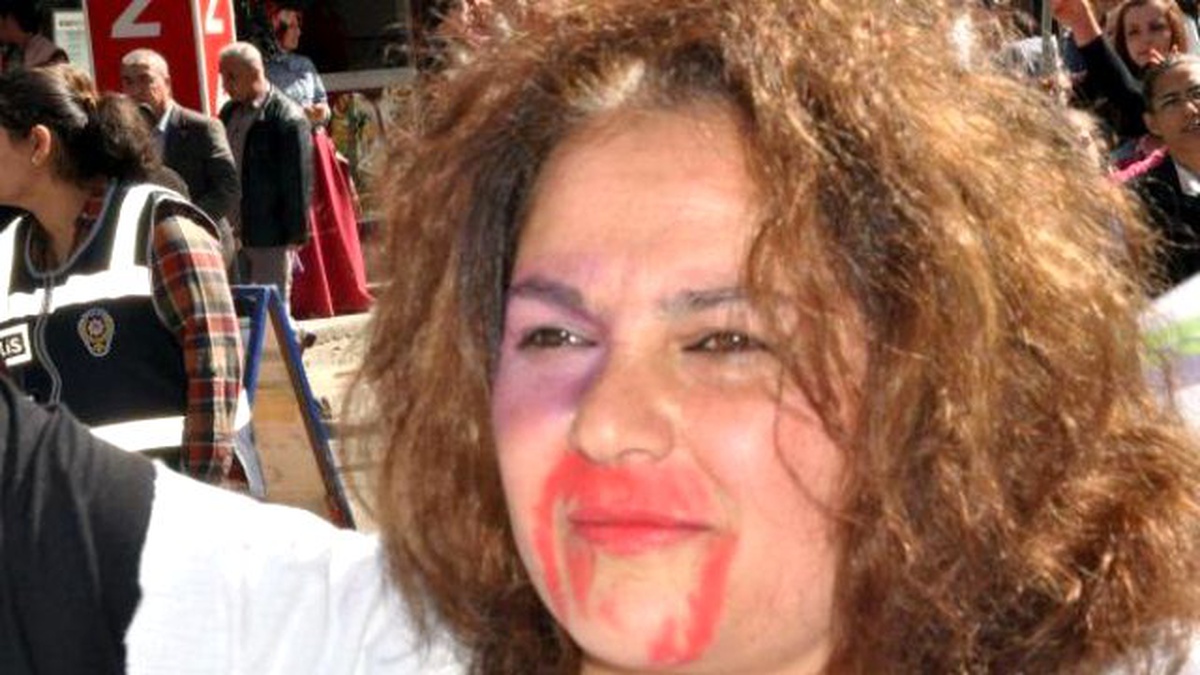 Adıyaman\'da Kadınlar Yüzlerini Boyayarak Şiddeti Protesto Etti