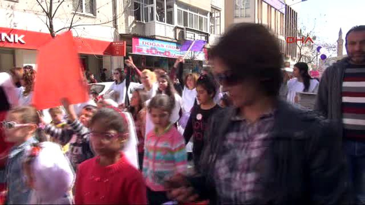 Adıyaman?da Kadınlar Yüzlerini Boyayarak Şiddeti Protesto Etti