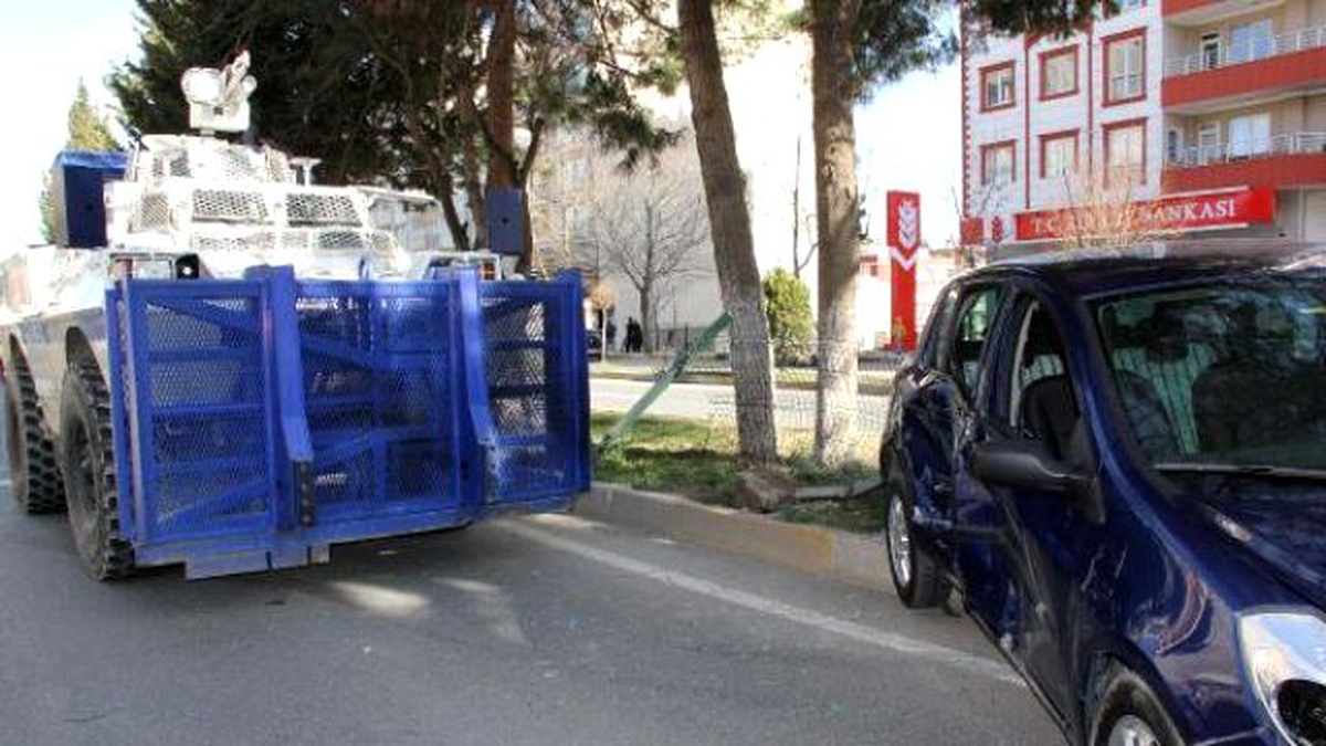 Adıyaman\'da Otomobil Panzere Çarptı