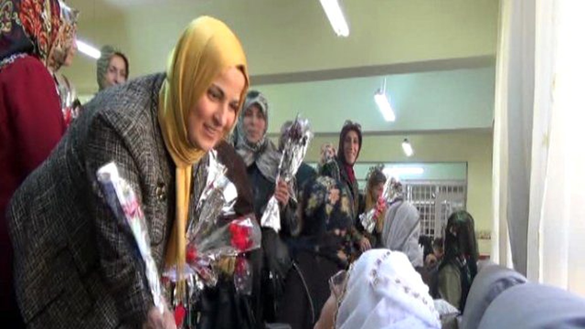AK Parti Kadın Kollarından Huzur Evine Anlamlı Ziyaret