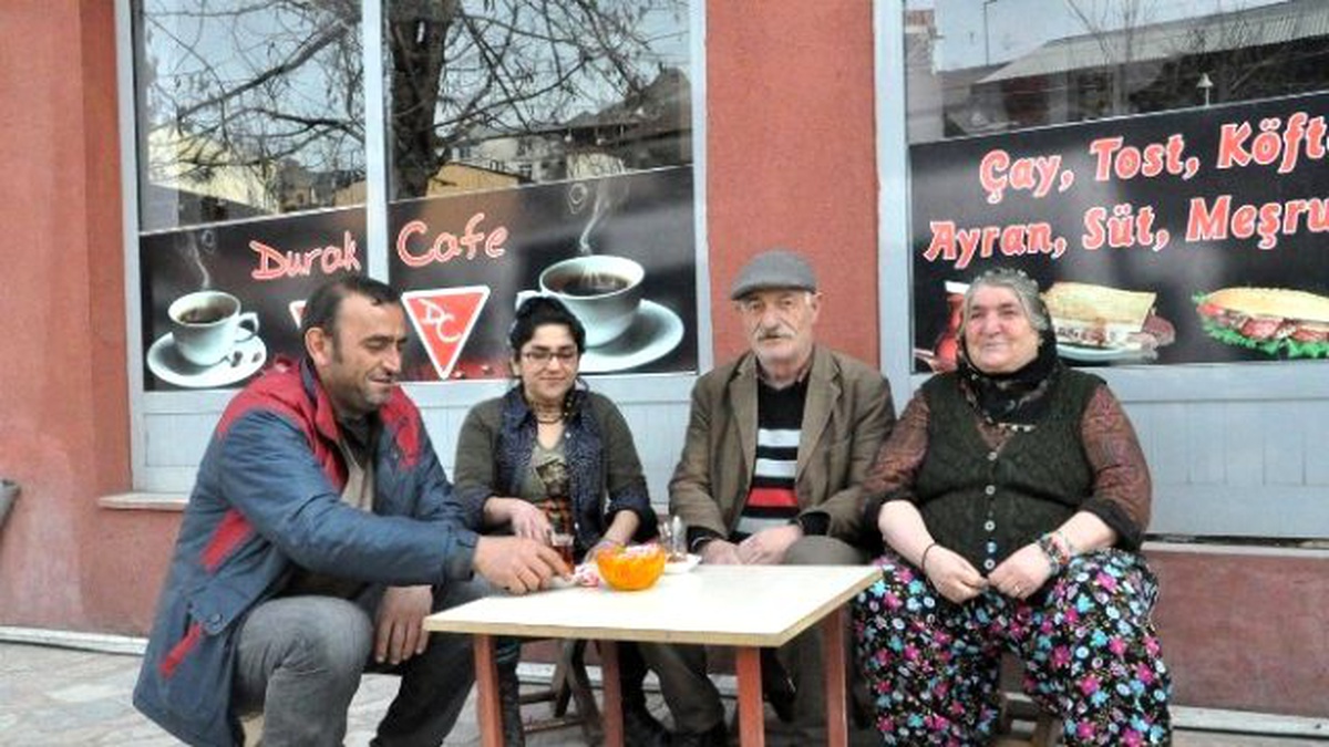 Anne ve Kızı Kahvehane İşletiyor