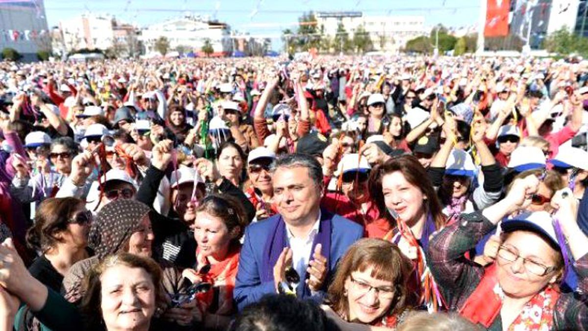 Antalya\'da, 15 Bin Kadın Şiddete Karşı Tek Ses Oldu
