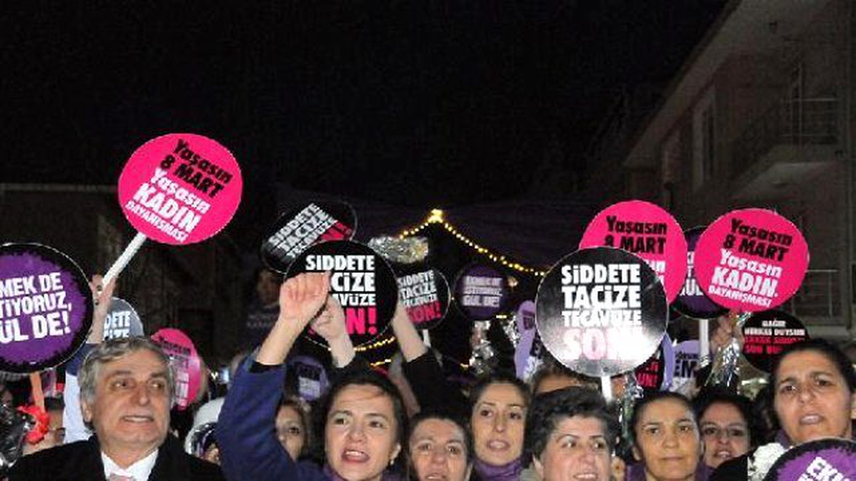Ataşehir\'de Dünya Kadınlar Günü, "Ekmek de İstiyoruz Gül De" Yürüyüşü ile Kutlandı