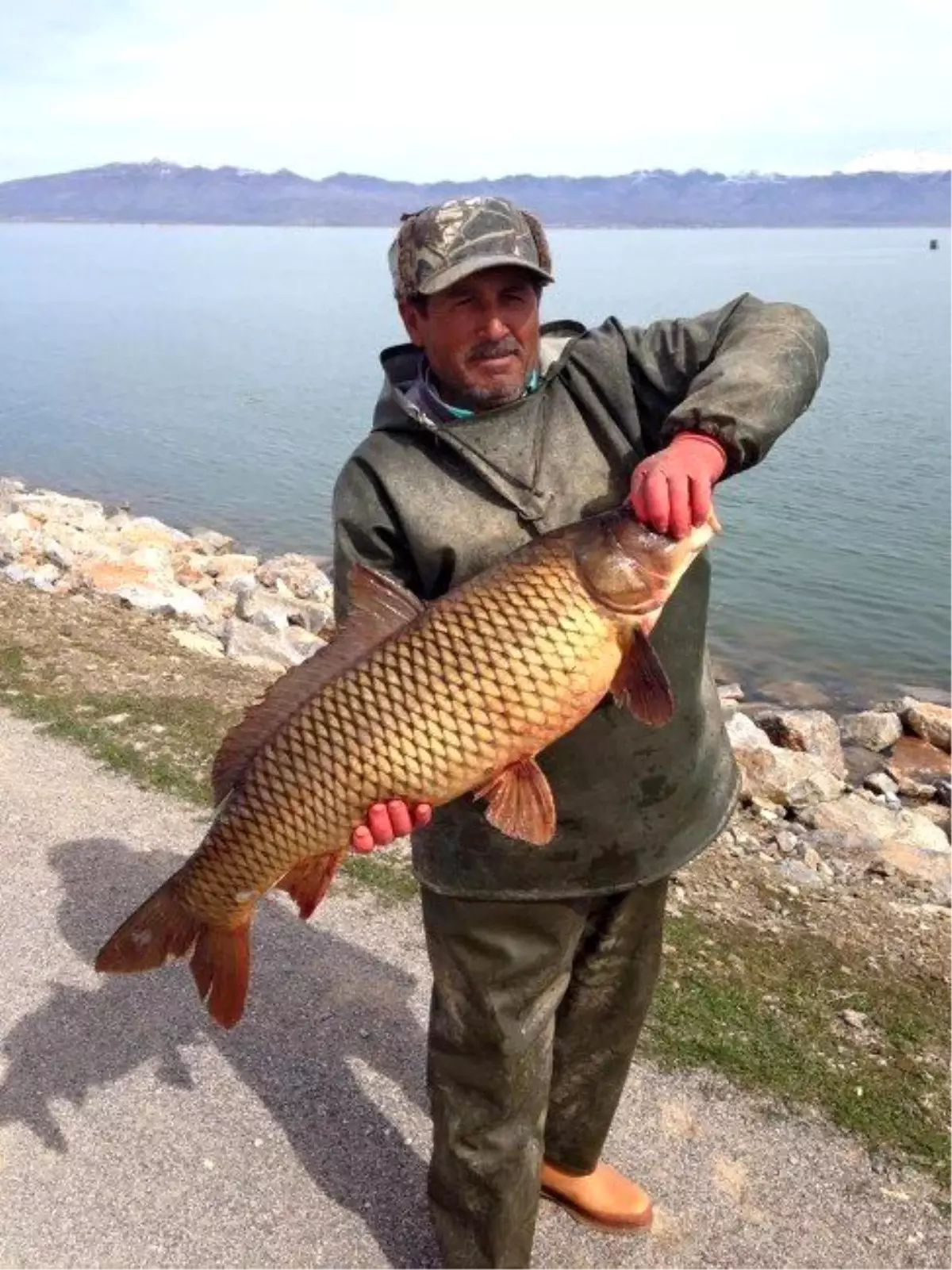 Balıkçı, 11 Kilo Ağırlığında Sazan Yakaladı