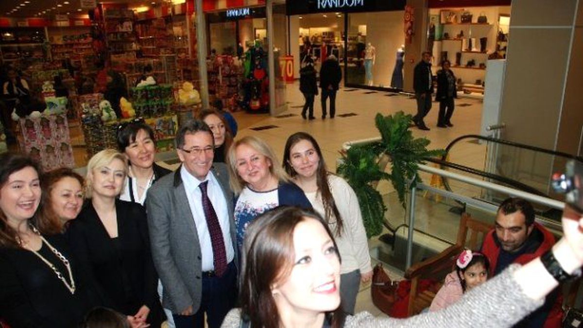 Başkan Saka\'dan Kadınlar Günü Selfiesi