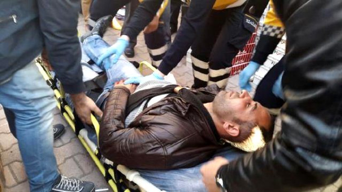 Bıçaklandı, Sigara İçerek Ambulans Bekledi