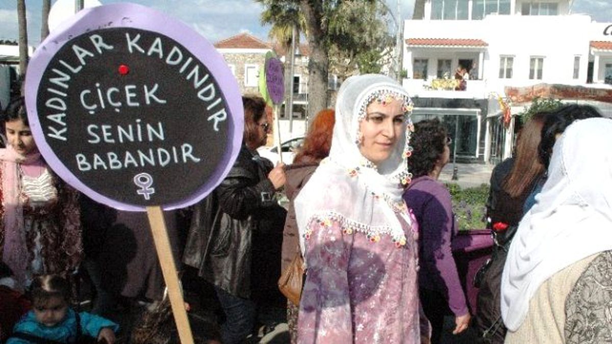 Bodrum\'da Binlerce Kadın Sokağa Döküldü
