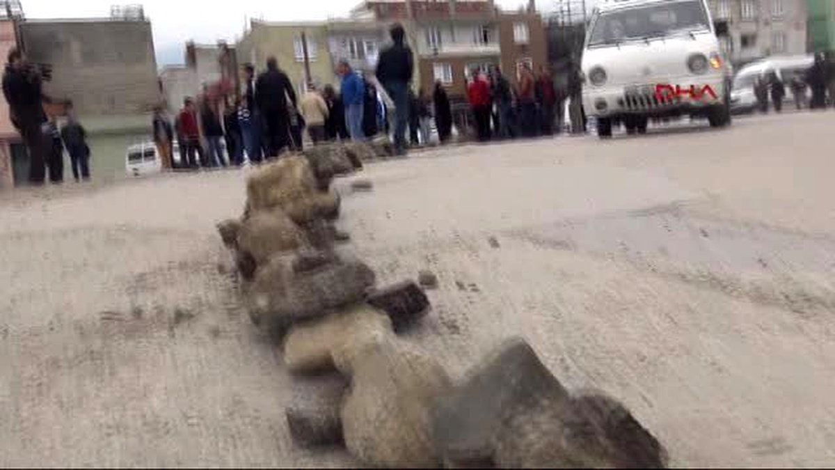 Bursa\'da Kadınlar Taşlarla Küreklerle Yol Kapattı