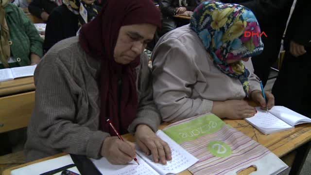 Bursa Türkan Nine 70 Yaşından Sonra Okuma Yazma Öğreniyor