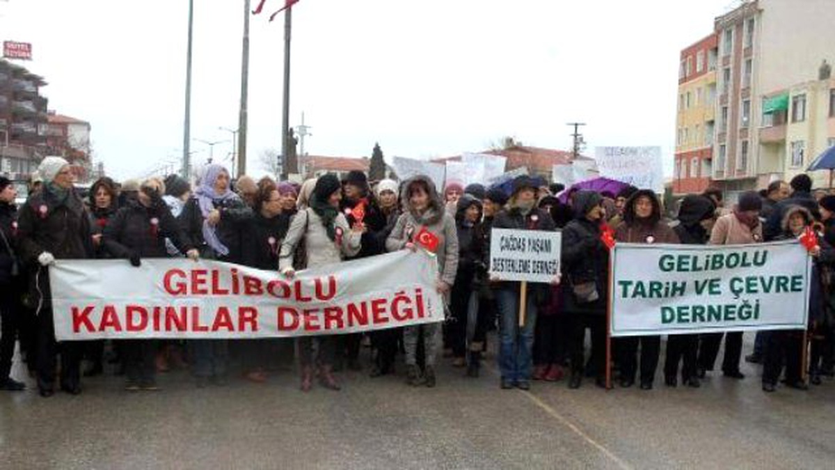 Çanakkaleli Kadınlar Şiddete Karşı Yürüdü