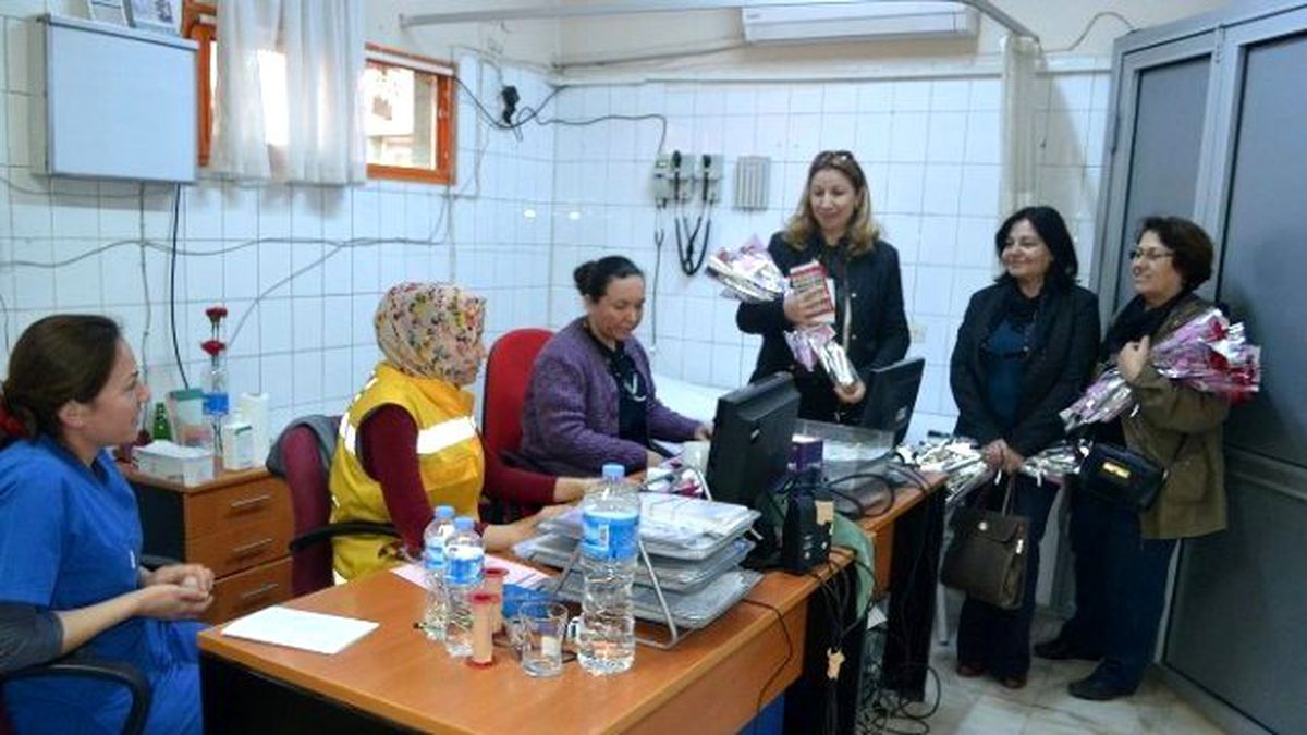 CHP Kula Kadın Kolları Gül Dağıttı